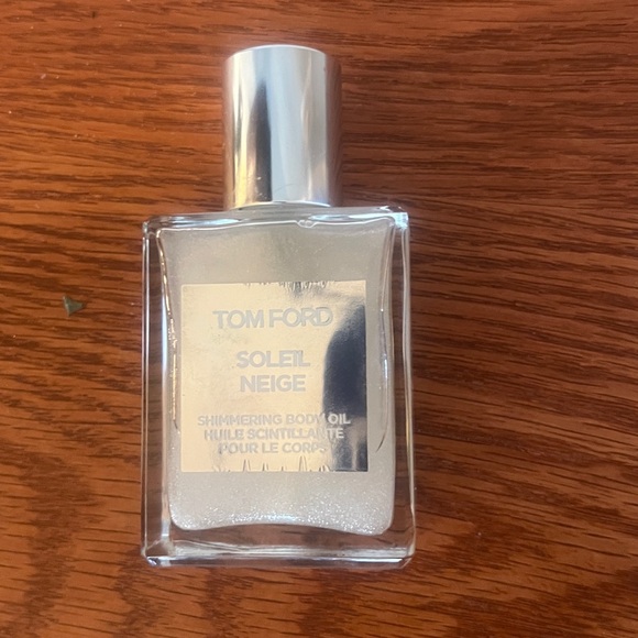 Tom Ford Soleil Neige Shimmering Body Oil. 1.50 Ounces. NWOT. - Picture 2 of 3